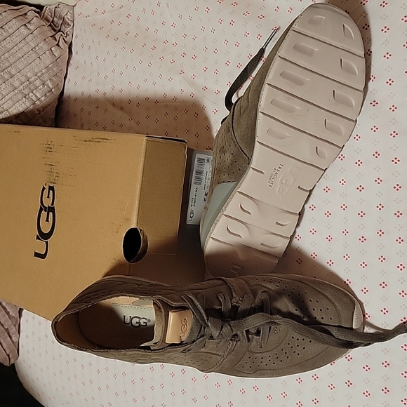 NIB UGG shoes size 5.5 - Picture 2 of 4